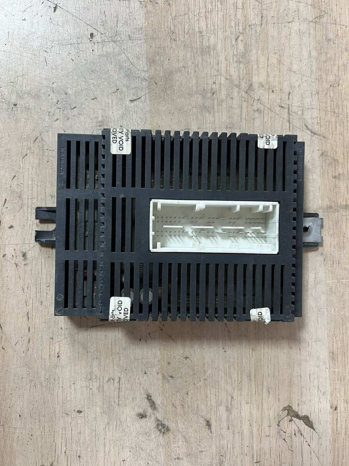2002 BMW 745i Xenon Light Control Module 6948576 5 Series E60 and 7 Series E65 v