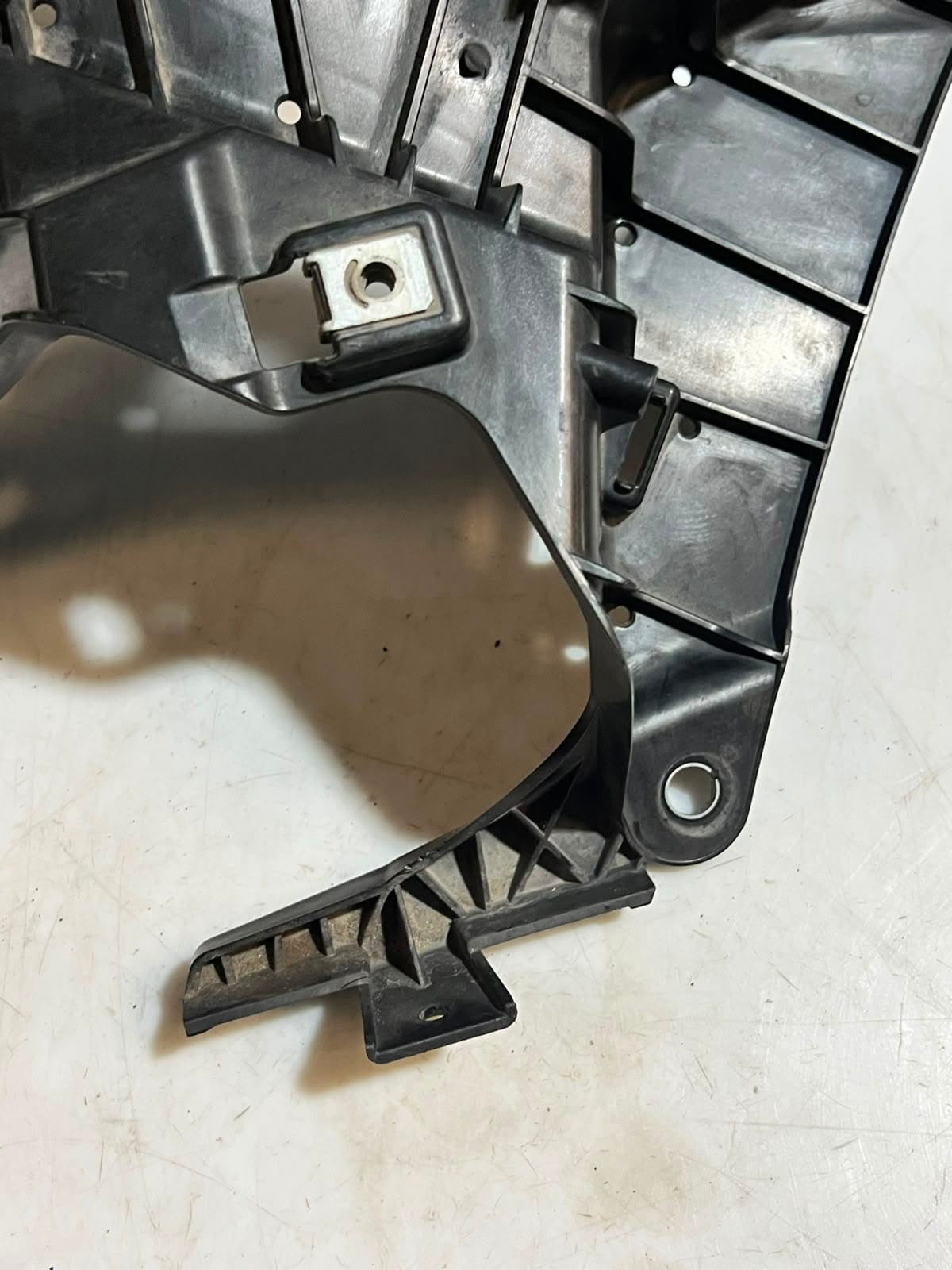 2013-2018 BMW X5 F15, F16, F85, and F86 Fender Module Mount Bracket Left 7294543