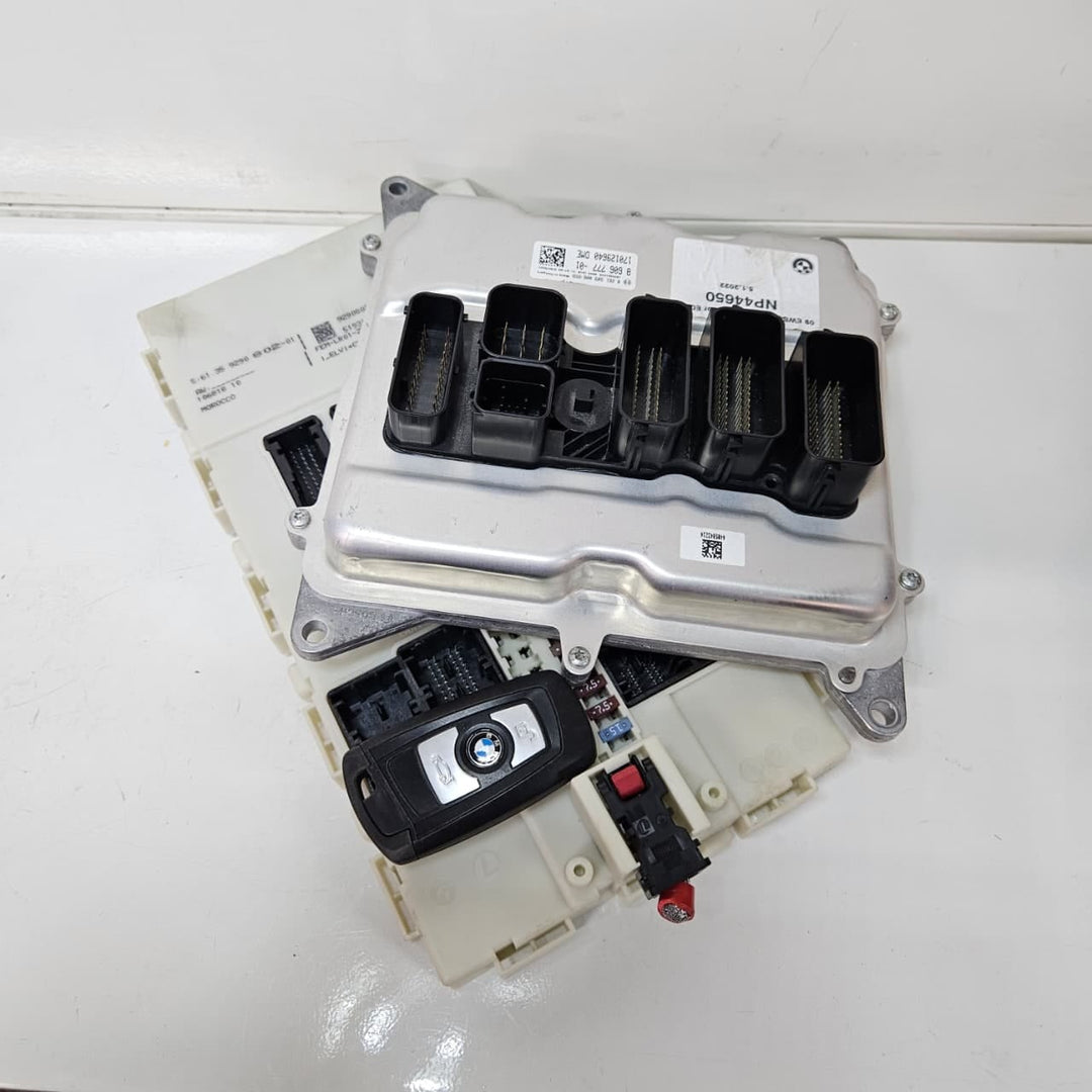 8606777-2013 BMW F10 F11 F25 F30 N20 Engine Control Unit 