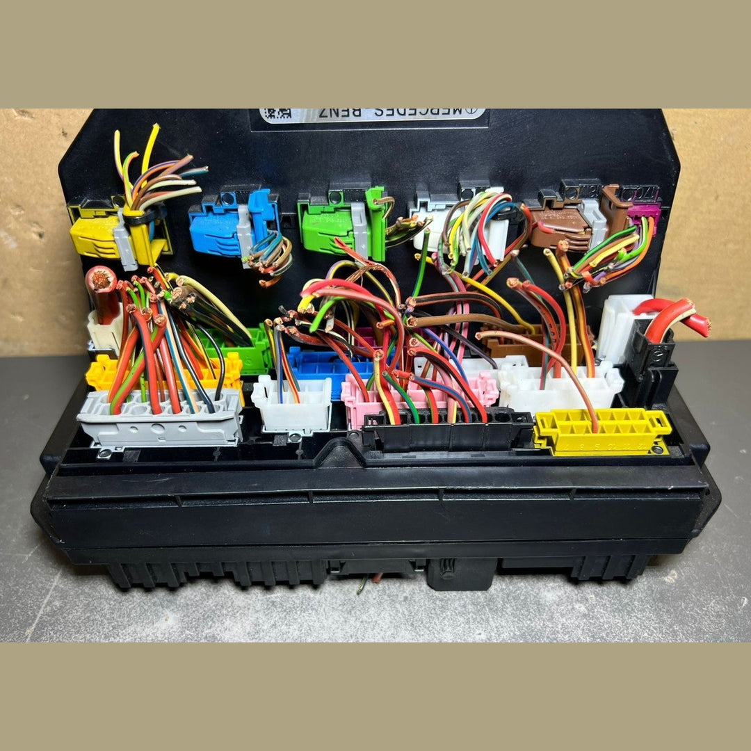 10-16 Mercedes-Benz W212 W204 Front SAM Module Relay Fuse Box A212 9000006 OEM