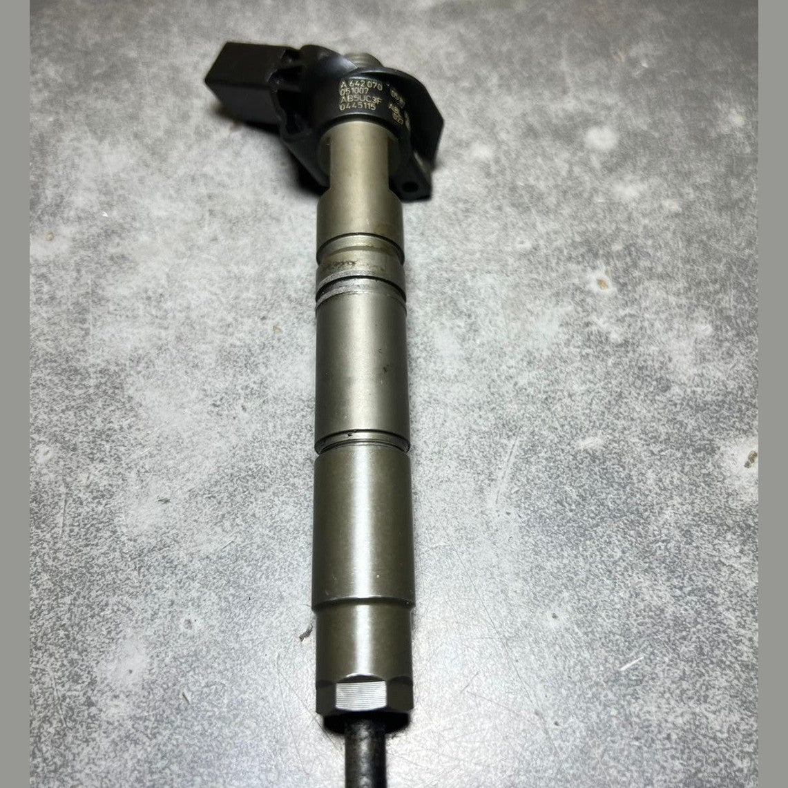 Genuine Mercedes W164 Fuel Injector Sprinter 3.0L OM642 A642 0700587 Oem Diesel