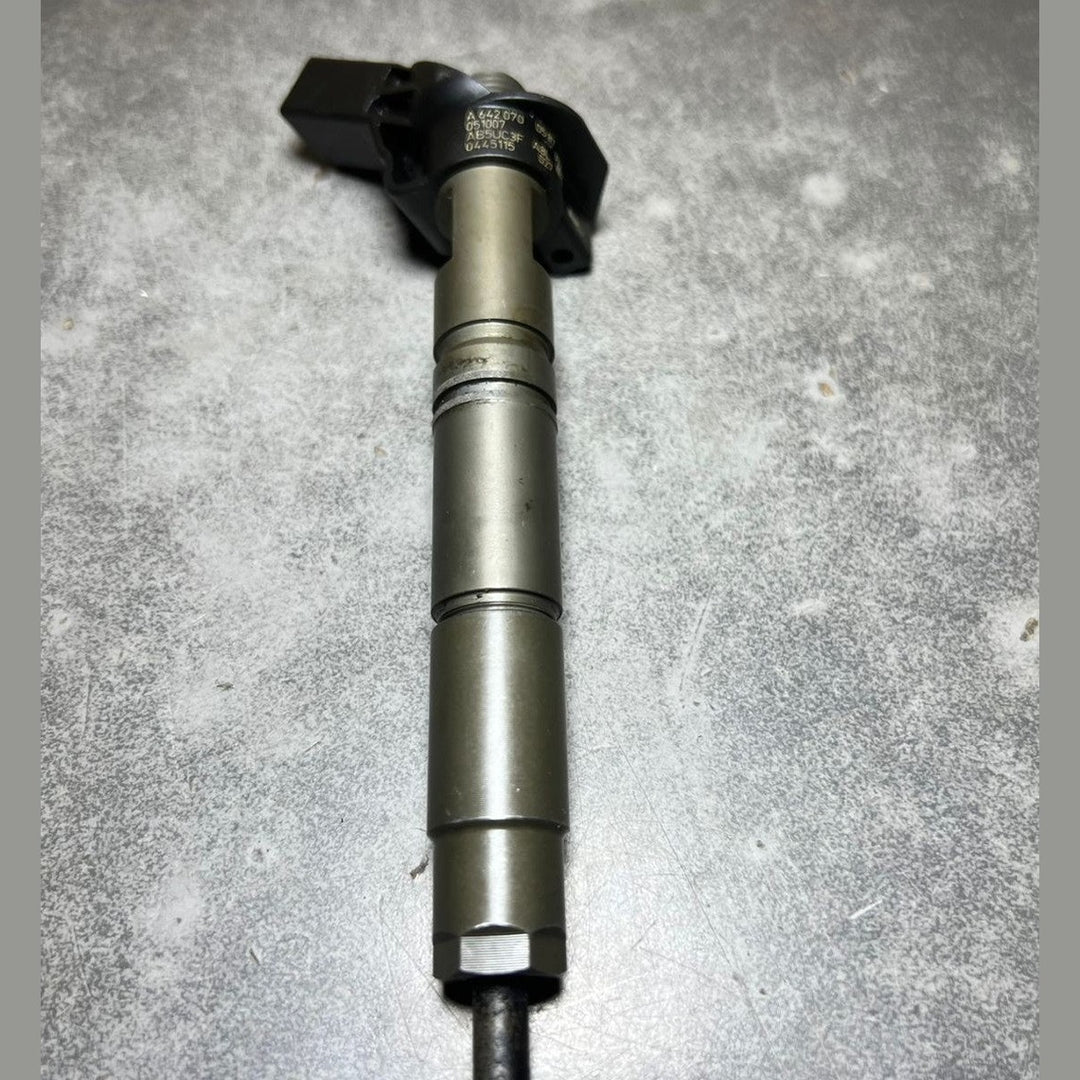 Genuine Mercedes W164 Fuel Injector Sprinter 3.0L OM642 A642 0700587 Oem Diesel