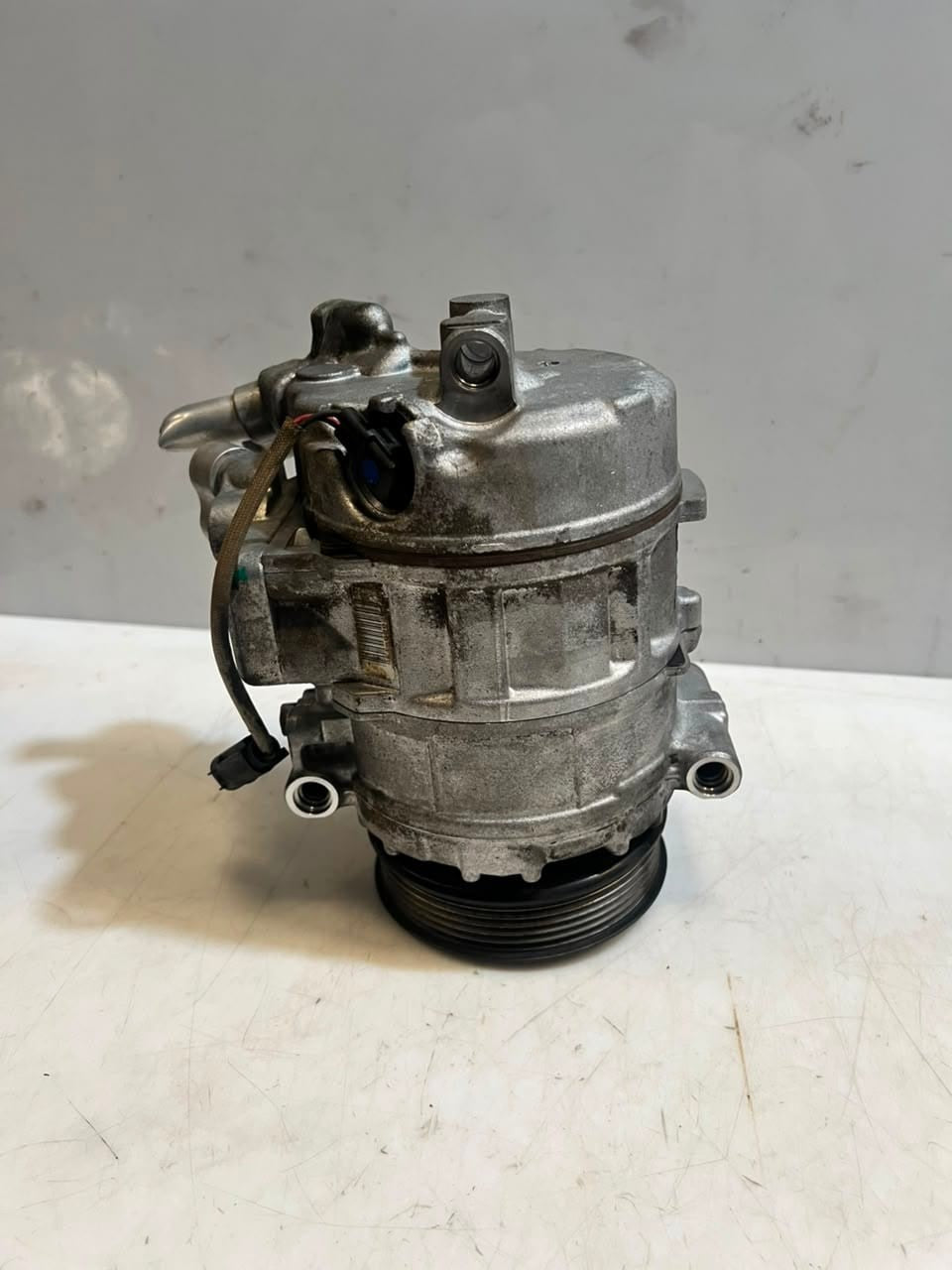 BMW 525i E60 E61 E63 E64 E65 E66 3.0L Air Conditioning Compressor 6956715 OEM