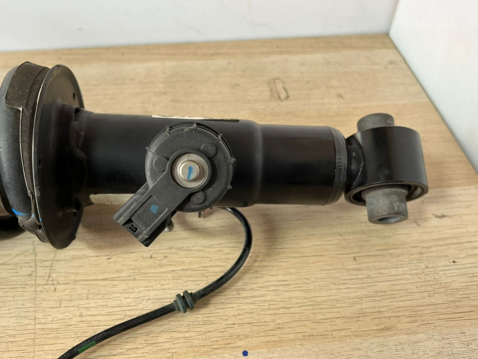 2019-2023 BMW X5 Shock Absorber 6869023 rear left G05 X5 VDC 
