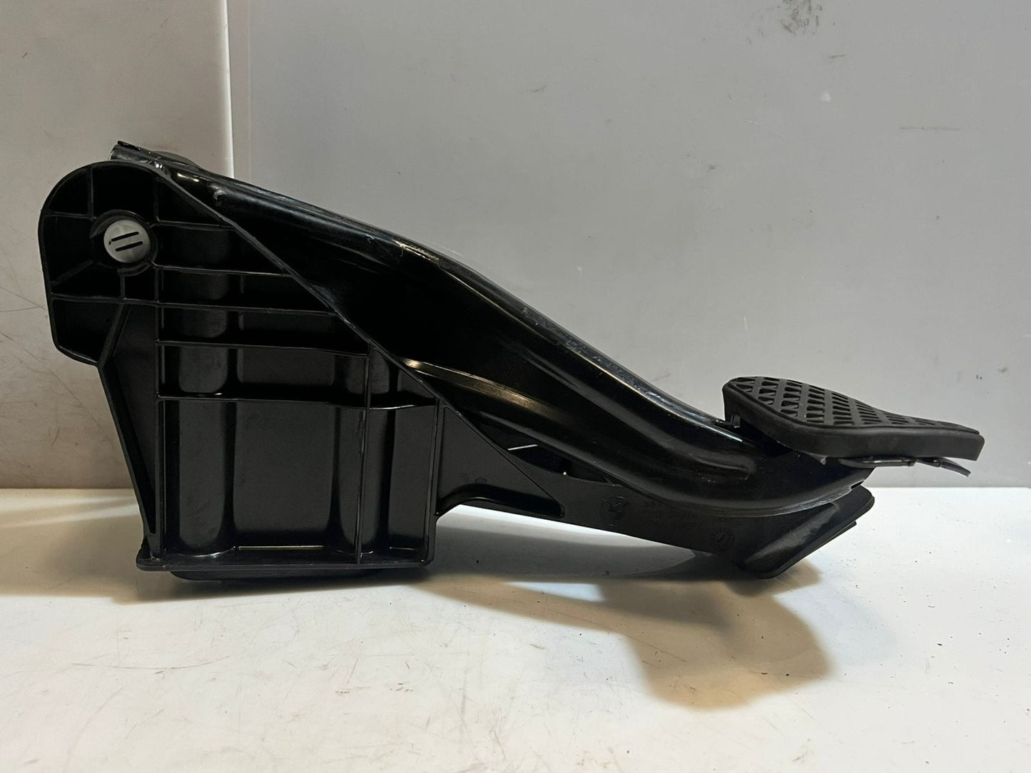 2022 BMW iX I20 xDrive 40 Brake STOP Pedal BRACKET 6893659 OEM