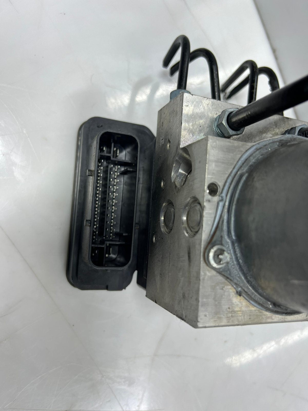 2014-2018 BMW F15 X5 and F16 X6 35iX Abs DIsc Brake Pump Control Module 6864798