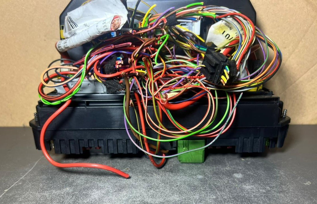 10-16 Mercedes-Benz W218 W212 W204 Front SAM Module Relay Fuse Box A212 9004225