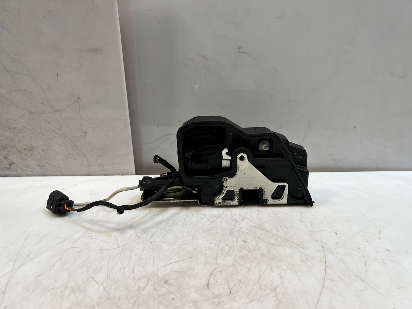 2010-2015 BMW 740i F01 F02 F03 F04 F10 F11 Door Lock Latch Front Right 7185690