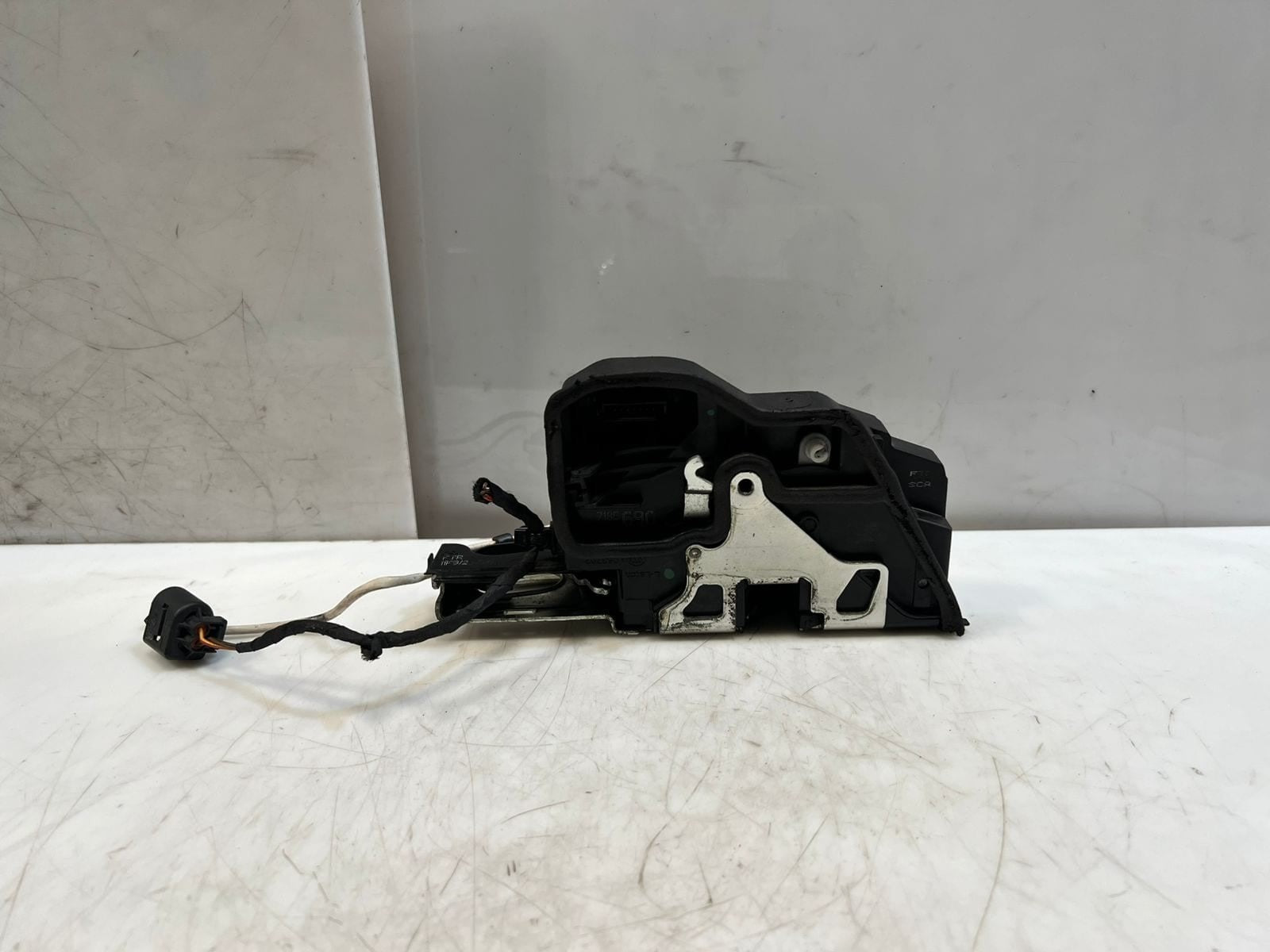 2010-2015 BMW 740i F01 F02 F03 F04 F10 F11 Door Lock Latch Front Right 7185690