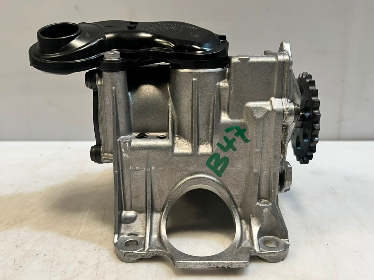 BMW 5 Series X1 X3 X5 F10 F11 B47 F20 Oil Vacuum Pump 8513756 OEM