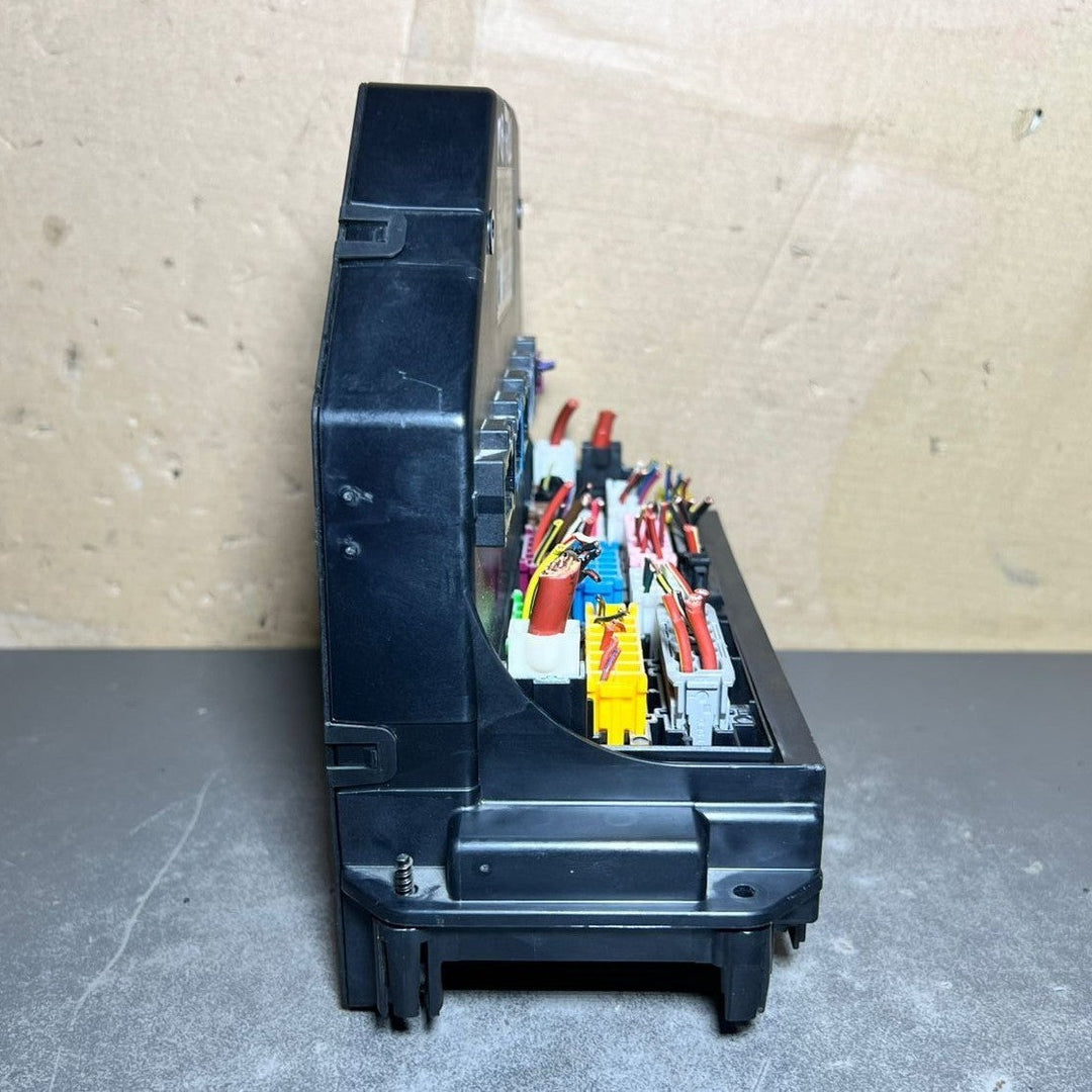 10-16 Mercedes-Benz W212 W204 Front SAM Module Relay Fuse Box A212 9009908 OEM