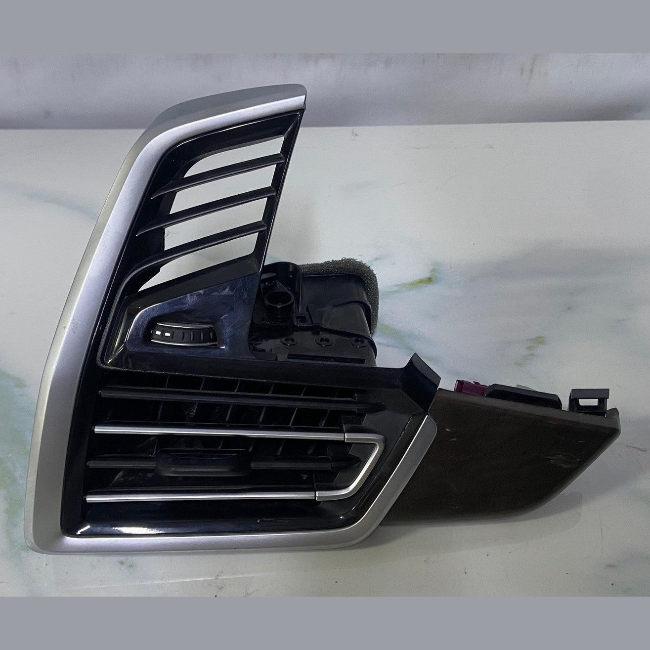 OEM BMW G05 F95 G06 F96 G07 Air Vent Fresh Air Grill Left 9399469