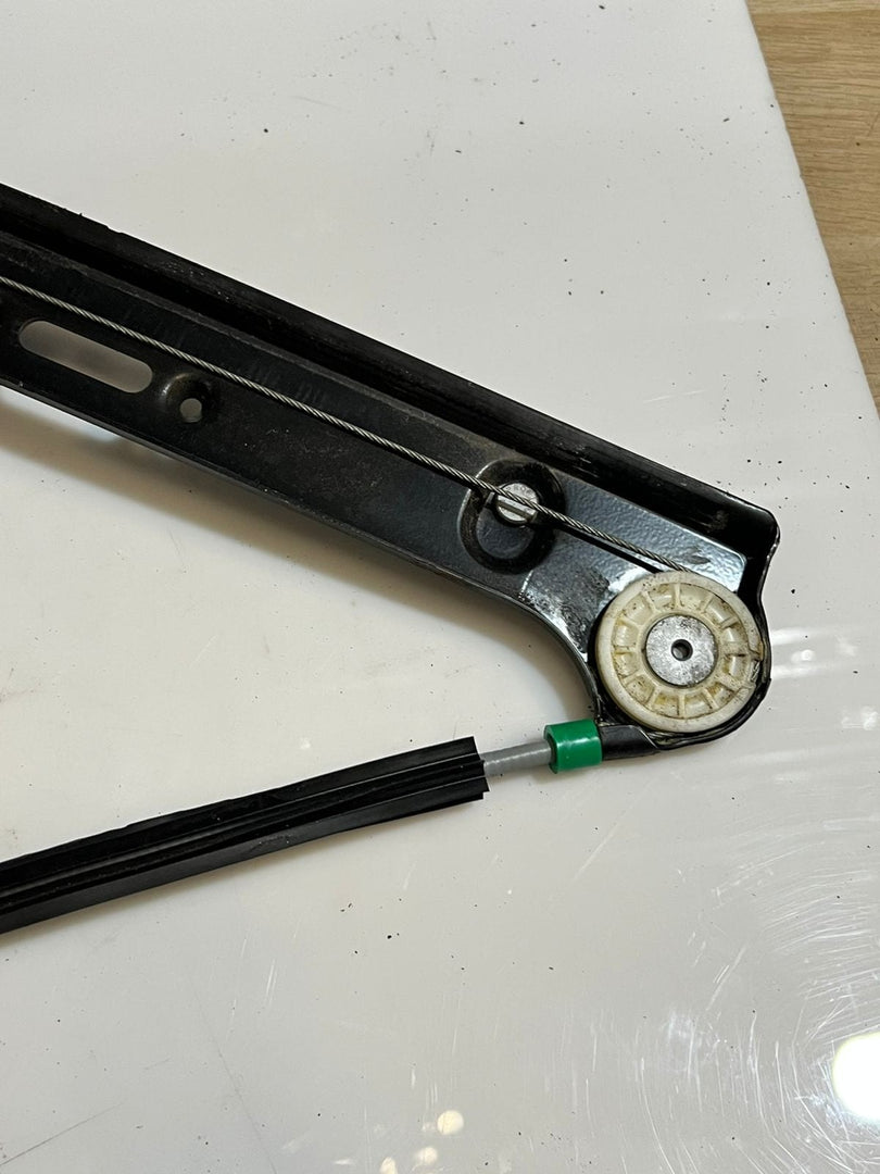 2004-2007 BMW X3 E83 Front RIGHT Door Window Regulator With Motor 7083011 OEM