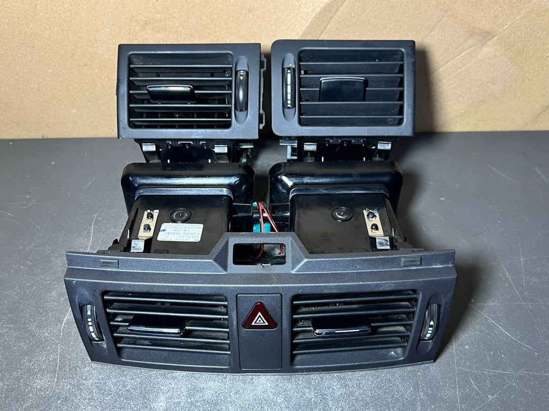 08-10 Mercedes W204 C-Class Front Center Dashboard  Heater A/C Air Vent Set