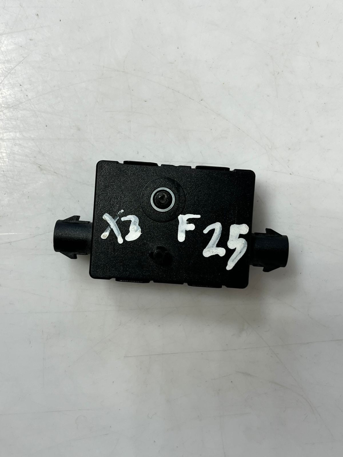 2017-2019 BMW X3 F25 DIVERSITY ANTENNA CONTROL MODULE 9181453