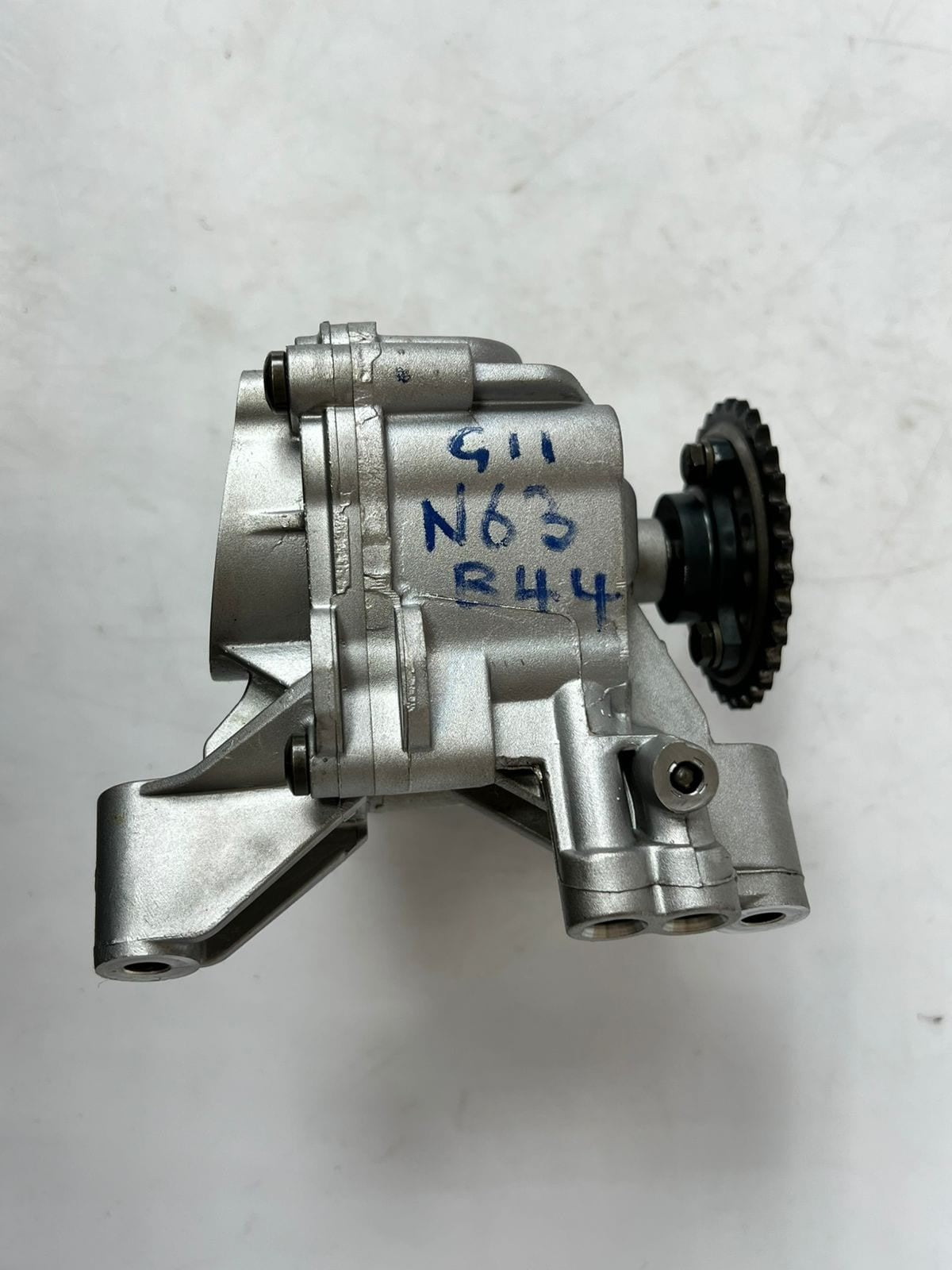 2016-2019 BMW 5 Series G30, X5 xDrive M50i Engine Oil Pump Assembly 8601072 OEM