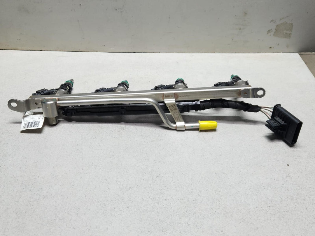 Genuine 2023-2025 BMW X1 Fuel Injector Rail With Injectors 8489600