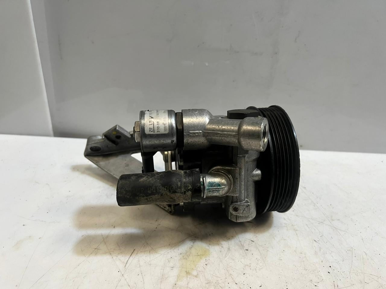 2008-2010 BMW 528i E81 E87 E90 E91 N52B25 2.5P Power Steering Pump 7539015 OEM