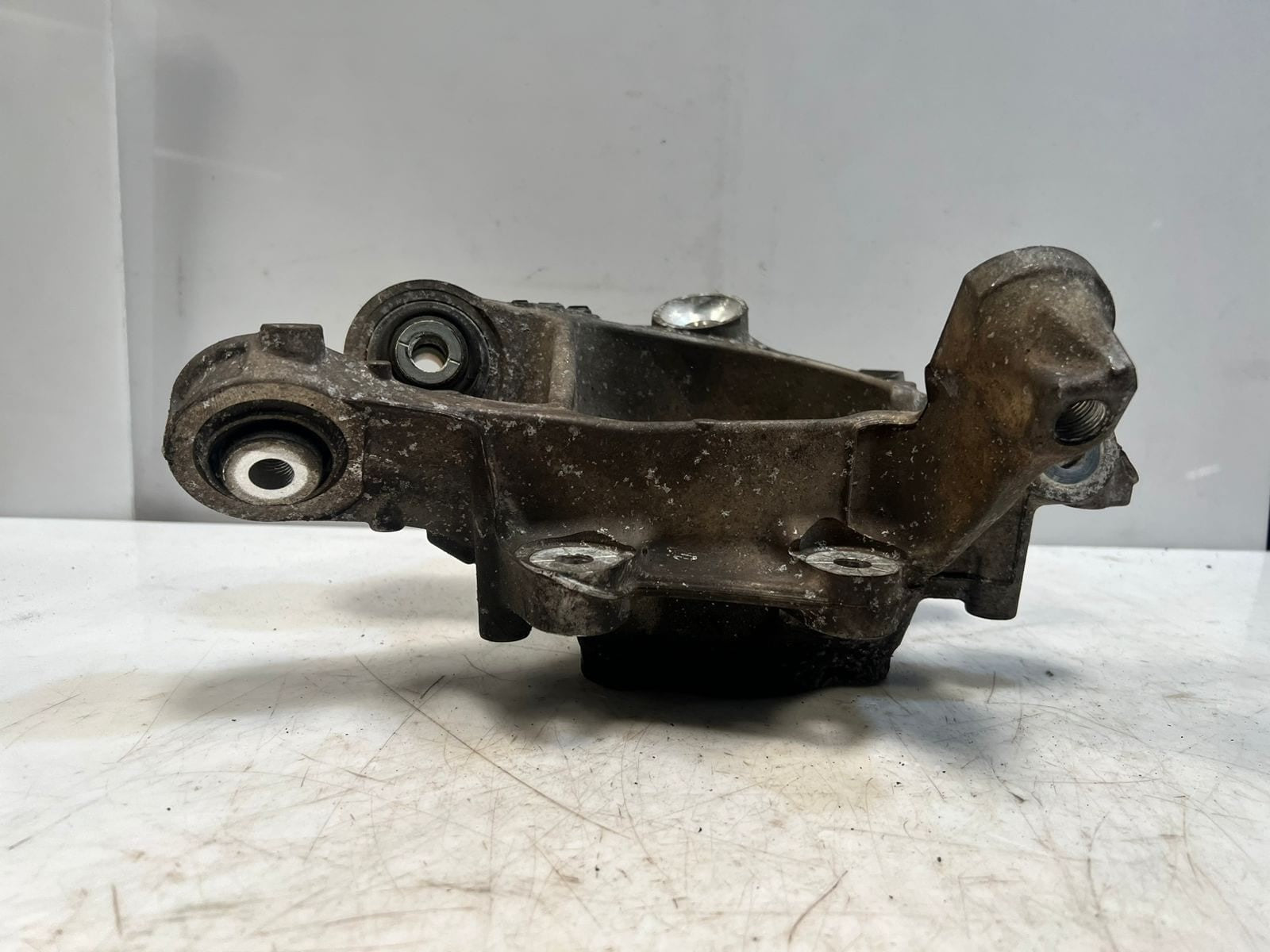 BMW 8 Series G14 G15 G16 Rear Wheel Hub Carrier Rear Left SPINDLE 6850563 OEM