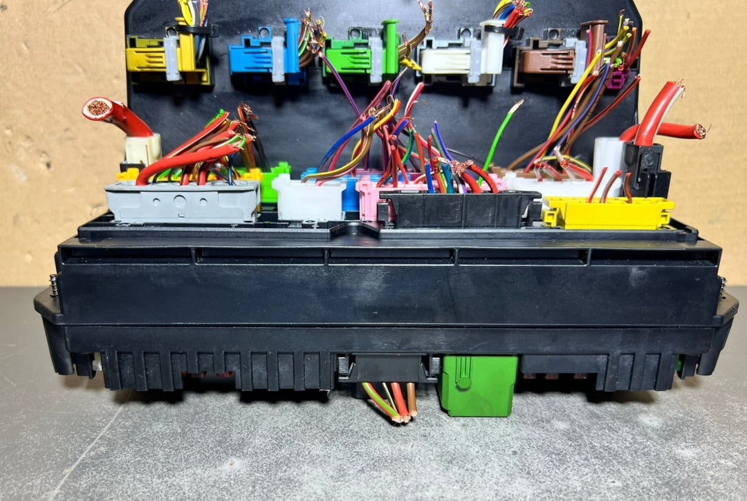 10-16 Mercedes-Benz W212 W204 Front SAM Module Relay Fuse Box A212 9004025 OEM