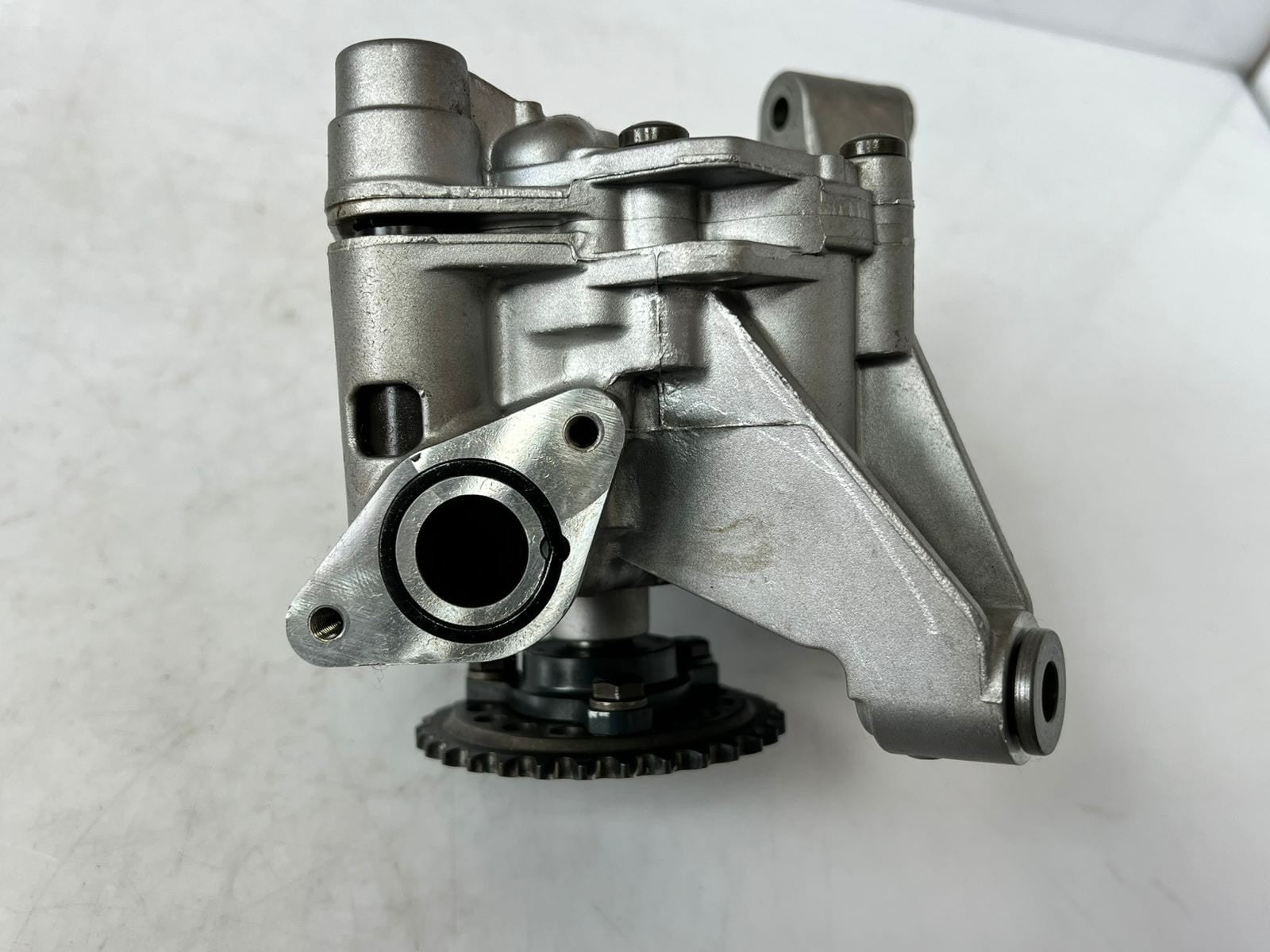 2016-2019 BMW 5 Series G30, X5 xDrive M50i Engine Oil Pump Assembly 8601072 OEM