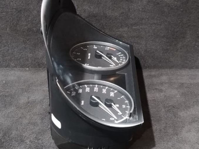 BMW 3 E90 E91  SPEEDOMETER / INSTRUMENT CLUSTER - 9242344