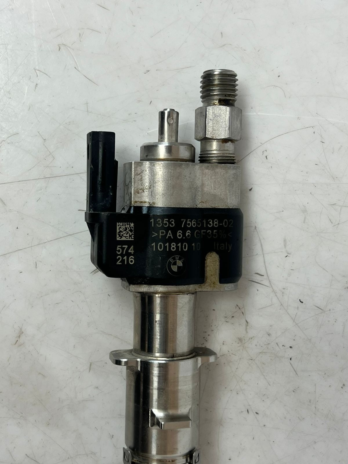BMW 3, 5, 6, and 7-Series Direct Fuel Injector 7565138 - 02 OEM