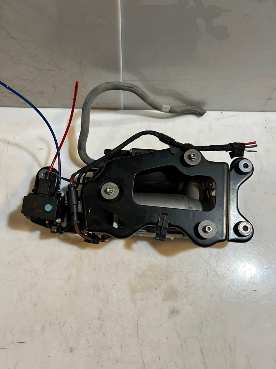 2013-2019 BMW X5 F15, F85, and X6 F16 AIR Suspension Compressor PUMP 26071611
