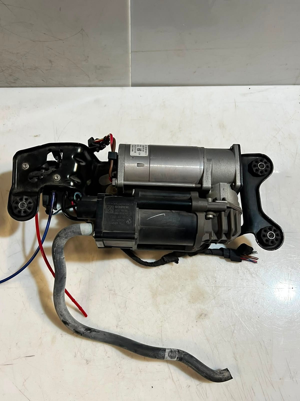 2013-2019 BMW X5 F15, F85, and X6 F16 AIR Suspension Compressor PUMP 26071611