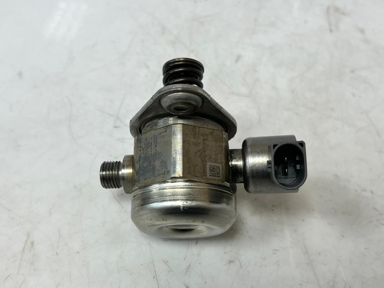 2014-18 BMW X5 550i 650i 750i 750Li X6 4.4L High Pressure Fuel Pump 7595339 OEM