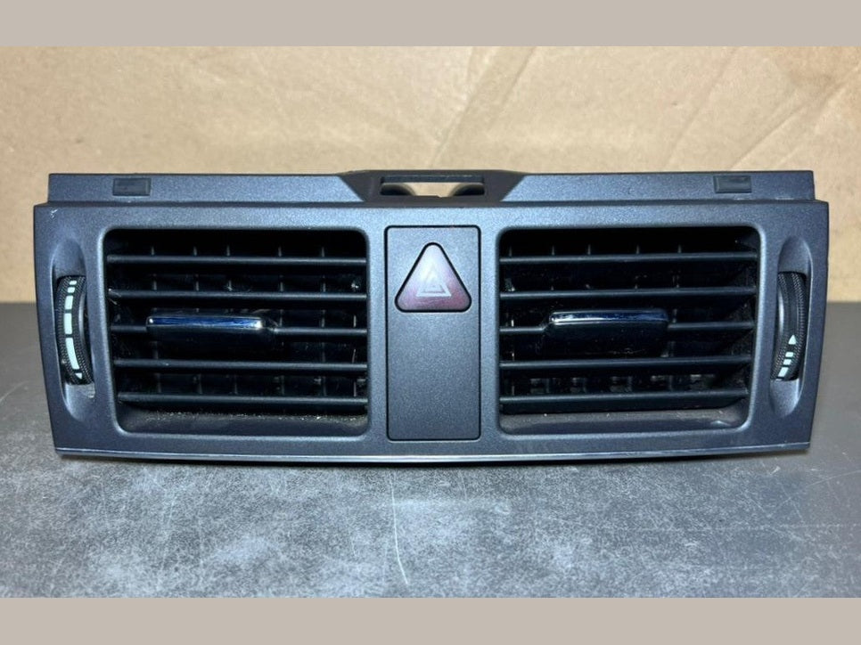 08-10 Mercedes W204 C-Class Front Center Dashboard  Heater A/C Air Vent Set