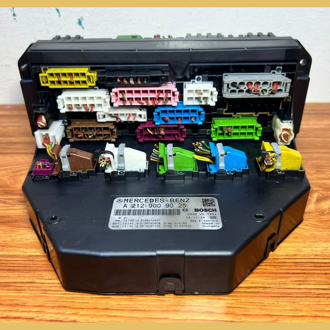 10-16 Mercedes-Benz W212 W204 Front SAM Module Relay Fuse Box A212 9009025 OEM