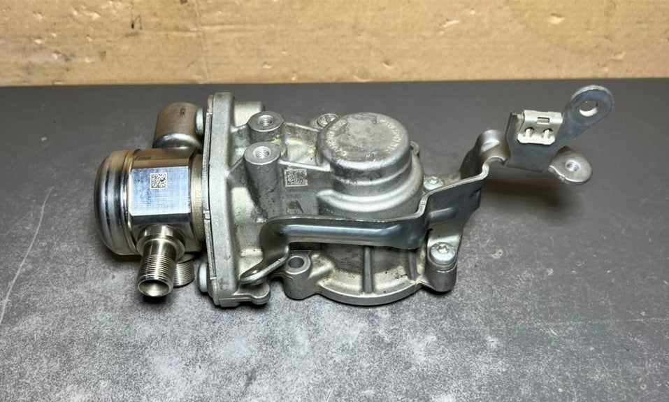 12-18 Mercedes W212 C300 M276 High Pressure Fuel Pump W/Housing A276 0700601 OEM