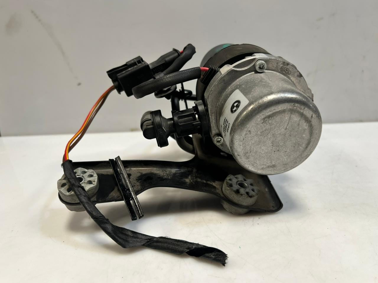 2018-2023 BMW 530e 3' G30 G20 XDRIVE 2.0L Brake Vacuum Pump 6880628 OEM