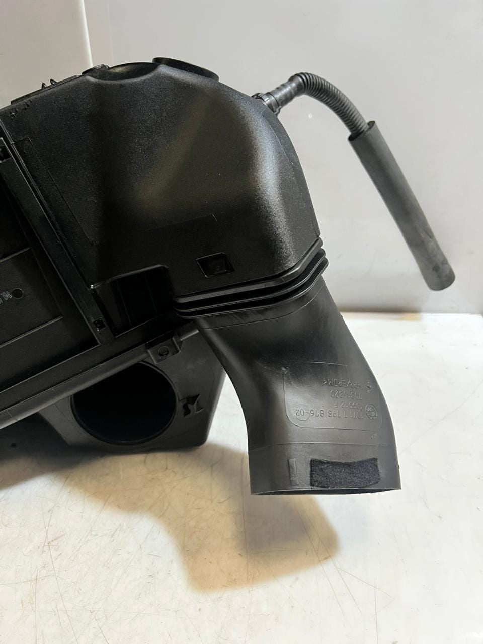 2011 BMW E90, E91, E92, E93 X1 E84 130KW DIESEL Air Filter Housing 8512599 OEM