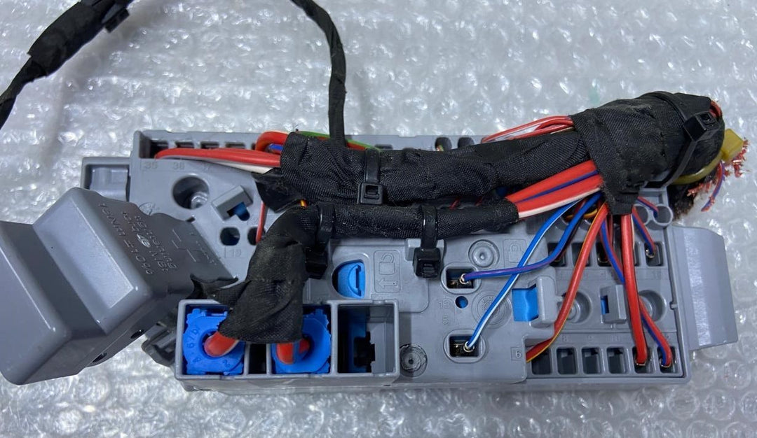 BMW M340i 330i 330e G20 G26 Front Power Distribution Fuse Relay Box 6807487