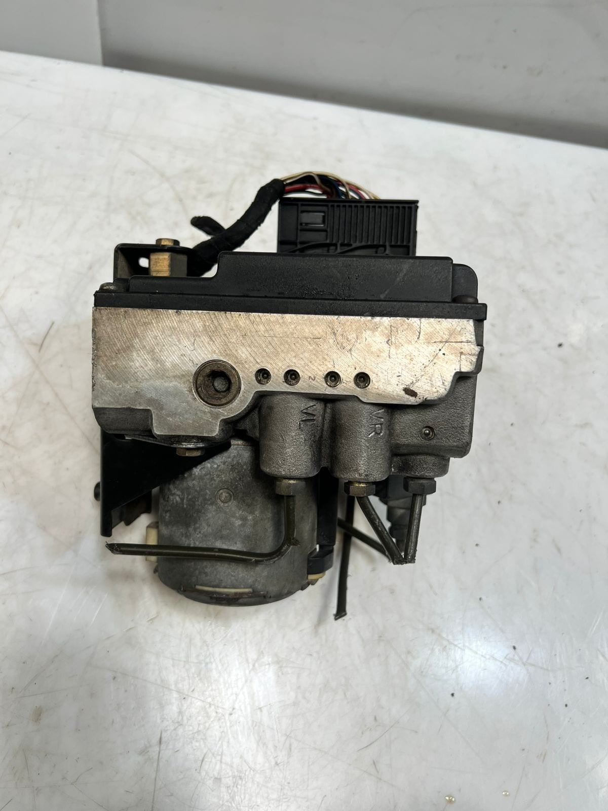 1997-2000 BMW 528i 5 Series E39 Abs Brake Pump Module 0265217000 1090910 OEM
