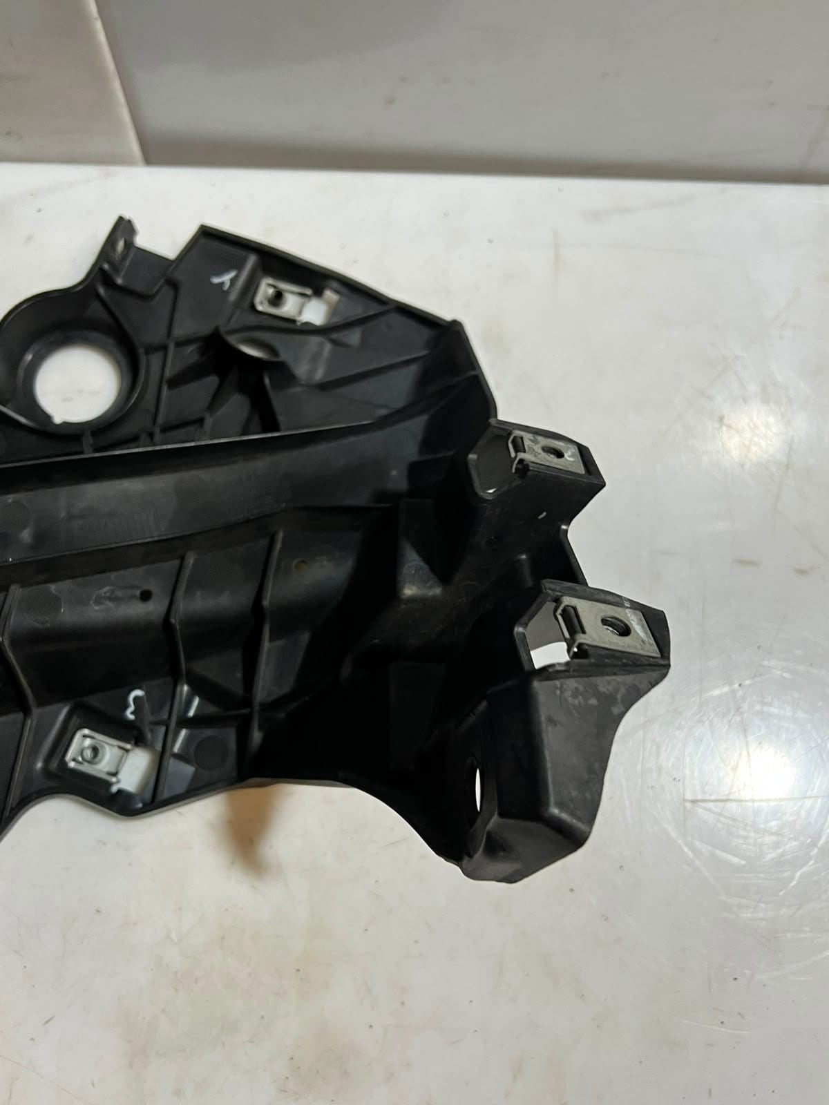 2013-2018 BMW X5 F15, F16, F85, and F86 Fender Module Mount Bracket Left 7294543