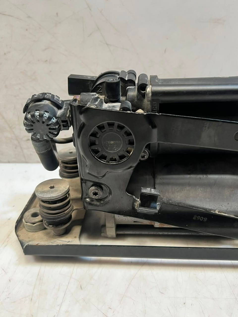 2010-2015 BMW 5' F01 F02 F10 F11 750Li Air Suspension Compressor 6794465 OEM