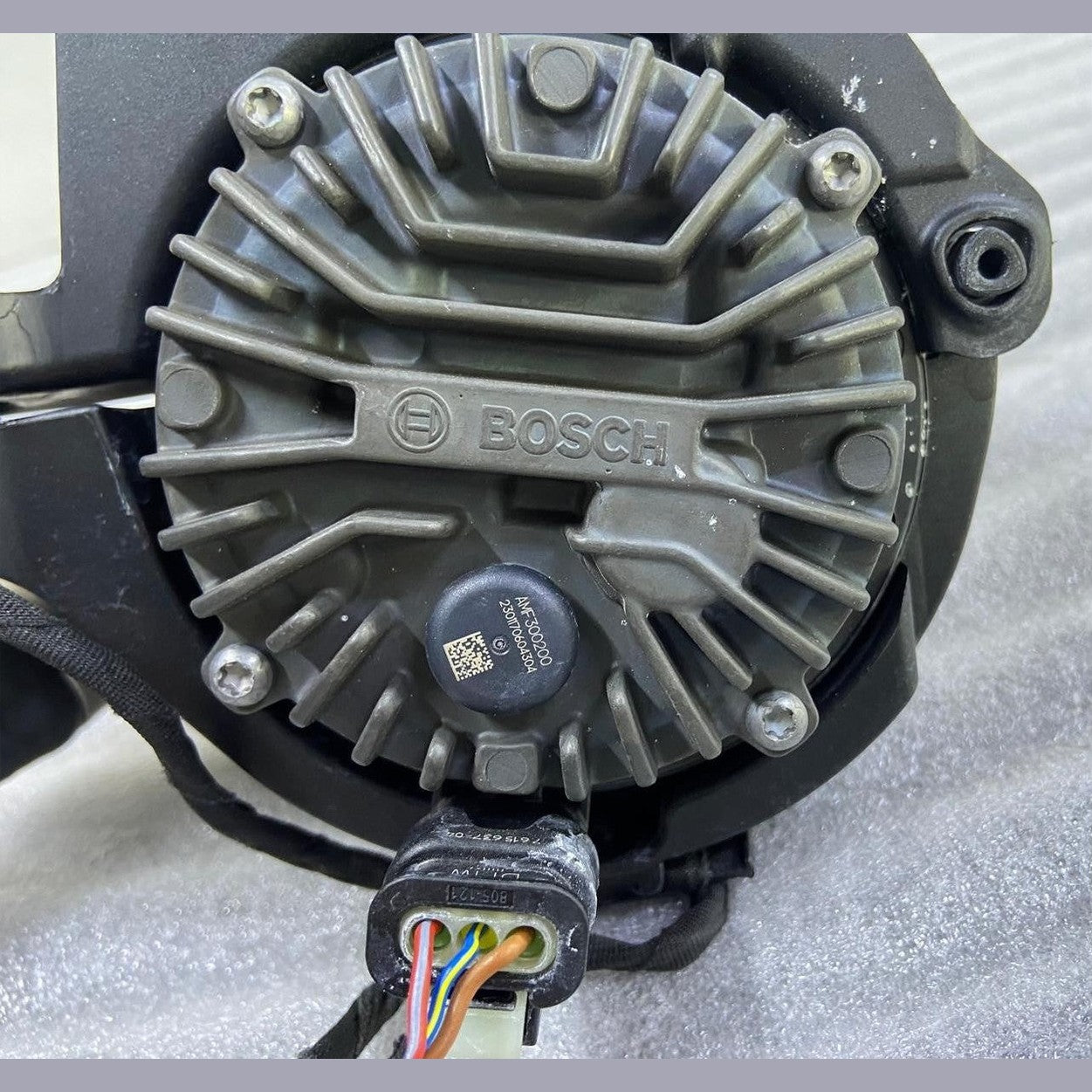 OEM BMW F70 F74 F78 U06 U11 U12 U10 LCI Auxiliary Water Pump 9455020 BOSCH