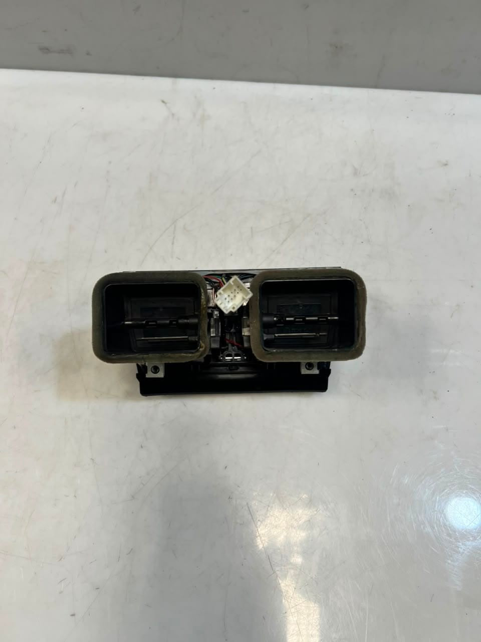 2008 BMW 750i 7 Series F01 F02 F03 F04 Rear Center Console Air Vent 9118249 