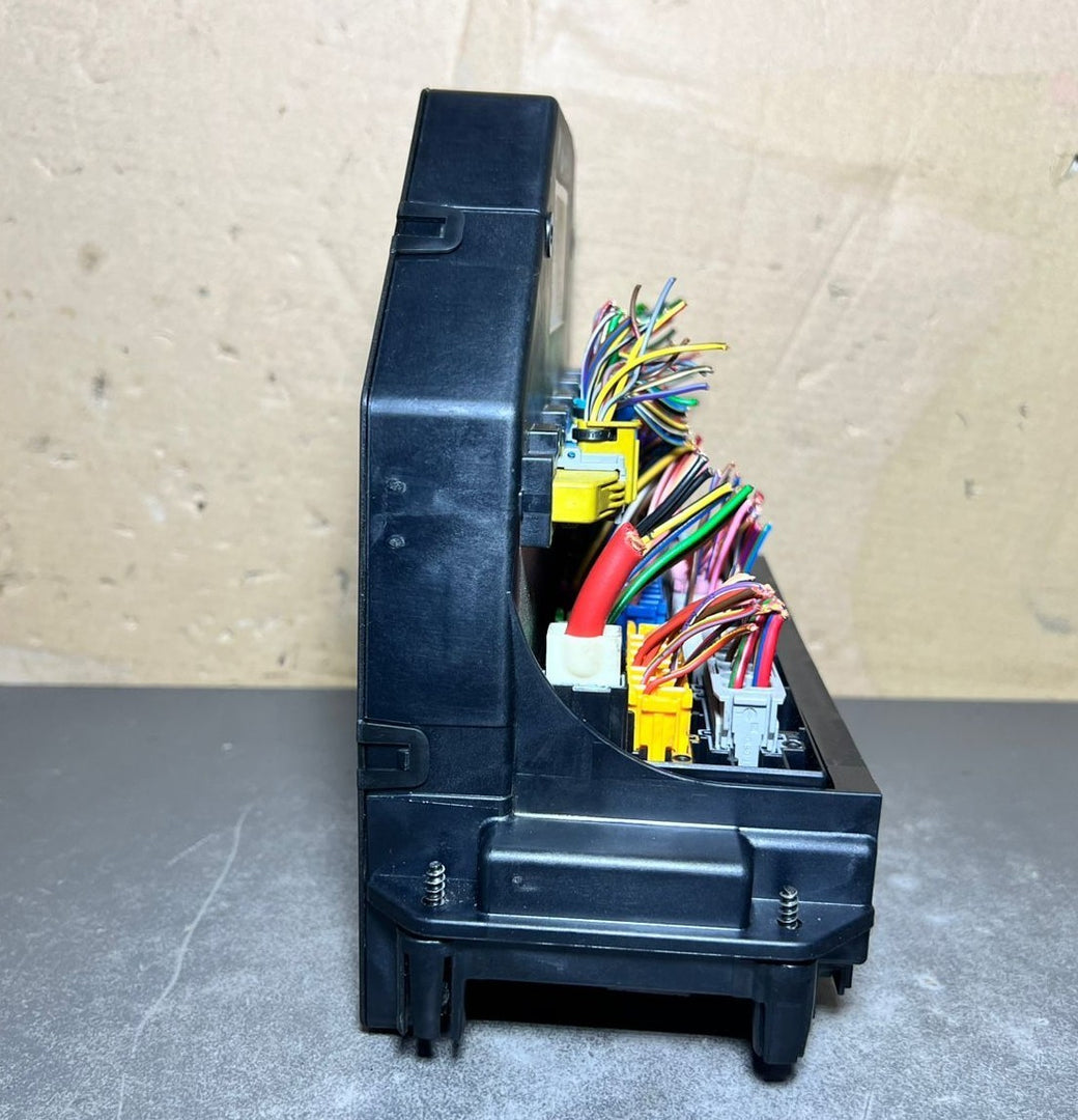 10-16 Mercedes-Benz W212 W204 Front SAM Module Relay Fuse Box A212 9006012 OEM