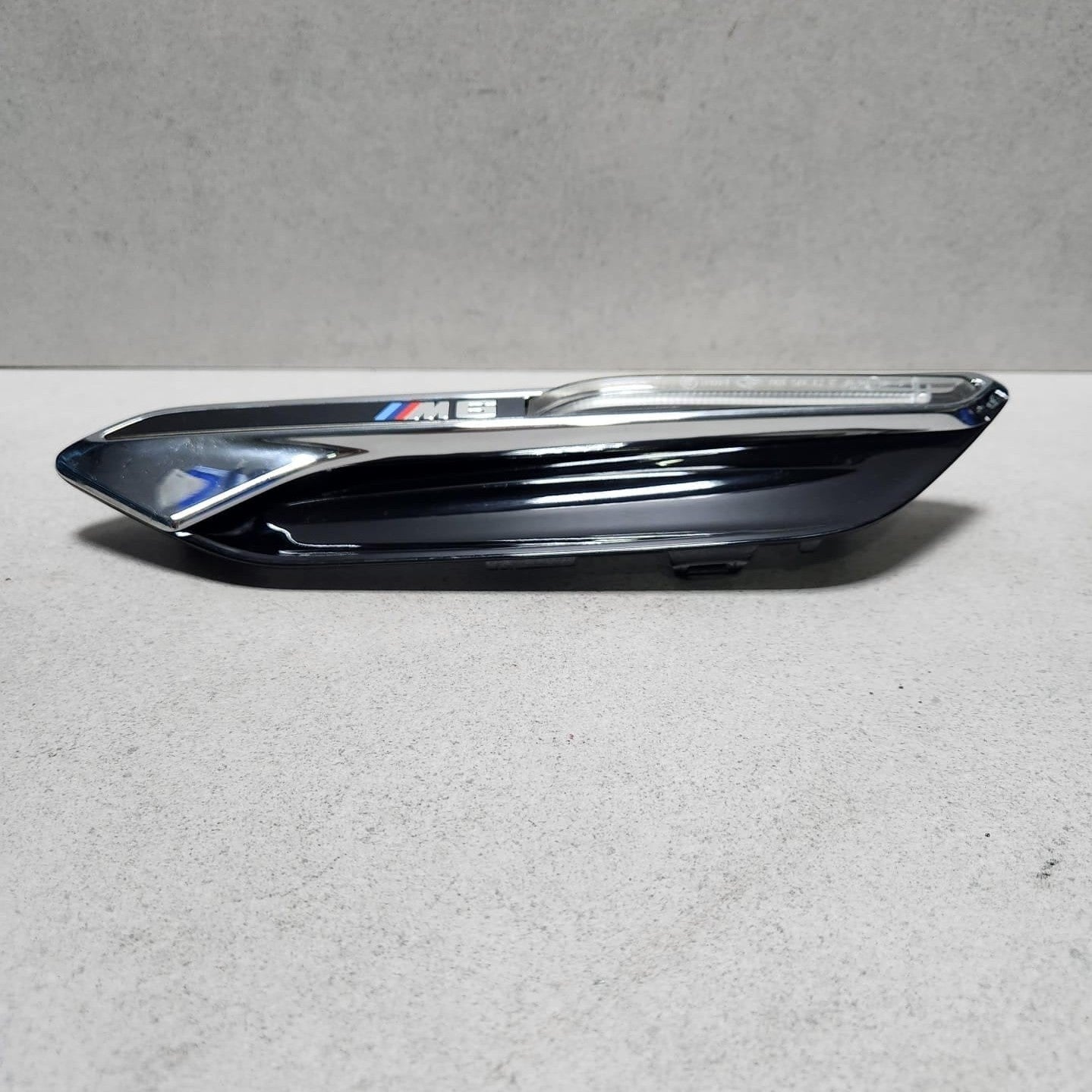 2012-2018 BMW M6 Front Fender Side Marker Light 8050519 M6 F06 F12 F13