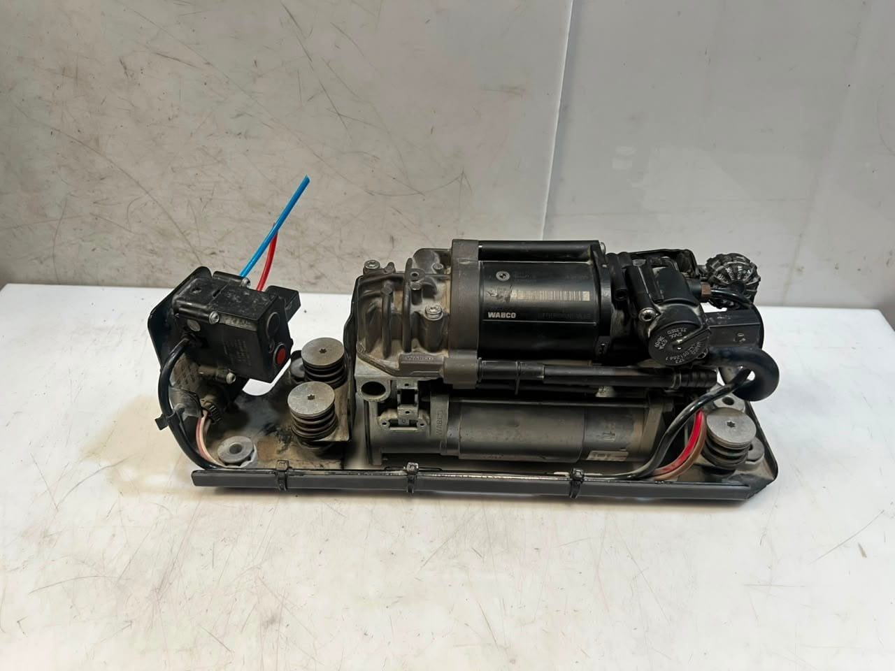 2010-2015 BMW 5' F01 F02 F10 F11 750Li Air Suspension Compressor 6794465 OEM