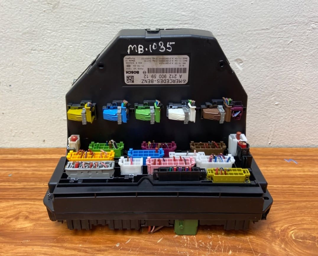 Mercedes-Benz Front Fuse Box Control Module A2129005912 C-Class W204 S204