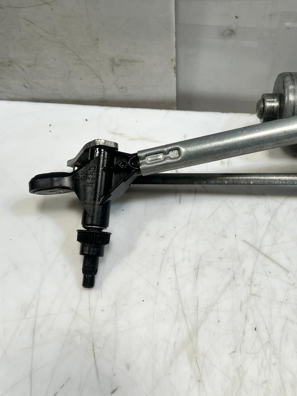 2010-2015 BMW X1 E84 Front Windshield Wiper Motor And Linkage 2992466 OEM