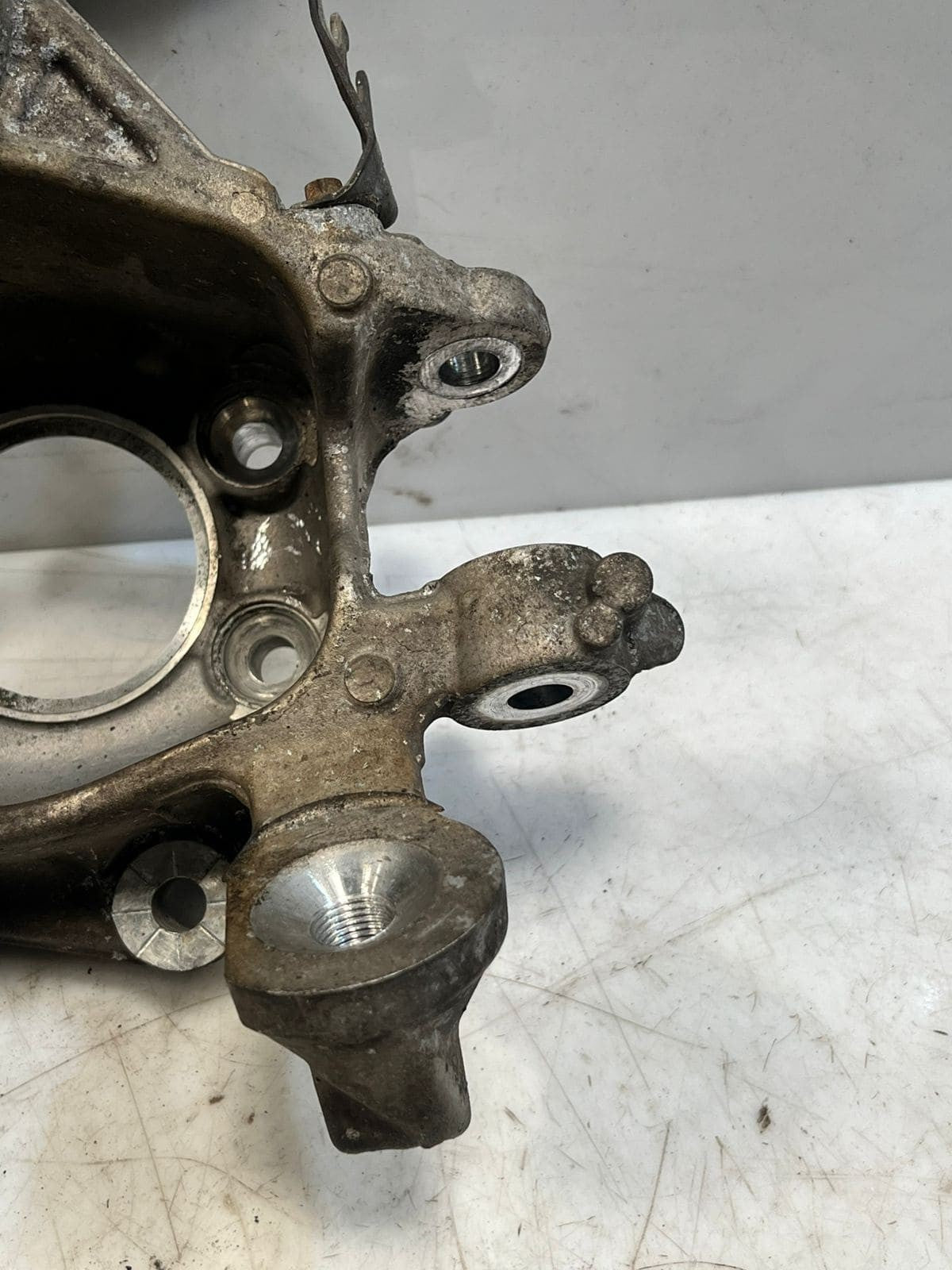 BMW 8 Series G14 G15 G16 Rear Wheel Hub Carrier Rear Left SPINDLE 6850563 OEM