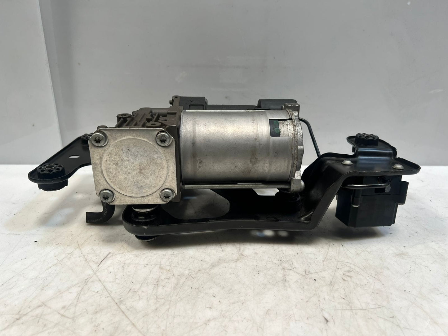 2006-2014 BMW X5 E70 X6 E71 E72 Air Suspension Compressor AIR SUPPLY 6789938 OEM