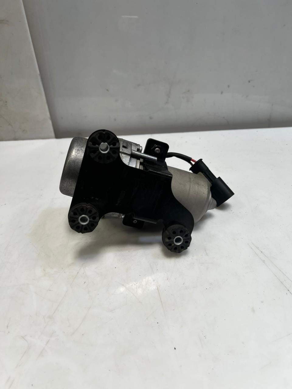 BMW 5 Series F10 F11 N55 3.0 ENGINE Brake BOOSTER Vacuum Pump 6857404 OEM