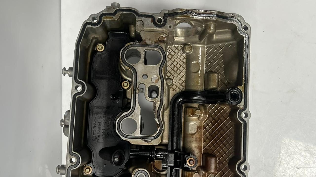 OEM right valve cover for 2012-2016 BMW F10 M5 with S63 engine. 7843506